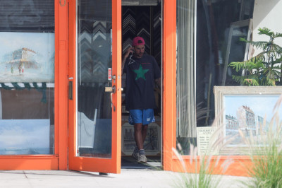 10.10 | Justin Bieber fazendo uma trilha e caminhando por Studio City, Califórnia.