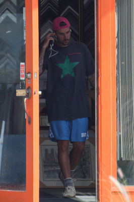 10.10 | Justin Bieber fazendo uma trilha e caminhando por Studio City, Califórnia.