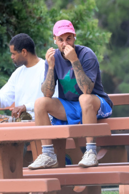 10.10 | Justin Bieber fazendo uma trilha e caminhando por Studio City, Califórnia.