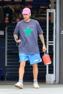 10.10 | Justin Bieber fazendo uma trilha e caminhando por Studio City, Califórnia.