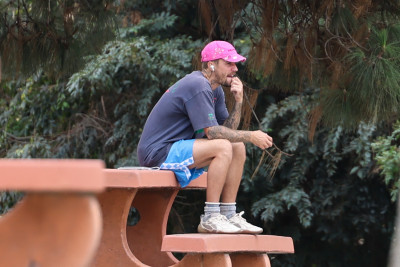 10.10 | Justin Bieber fazendo uma trilha e caminhando por Studio City, Califórnia.