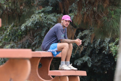10.10 | Justin Bieber fazendo uma trilha e caminhando por Studio City, Califórnia.
