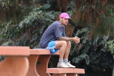 10.10 | Justin Bieber fazendo uma trilha e caminhando por Studio City, Califórnia.
