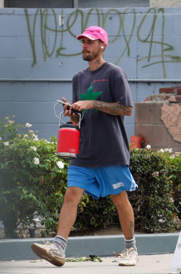 10.10 | Justin Bieber fazendo uma trilha e caminhando por Studio City, Califórnia.