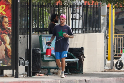 10.10 | Justin Bieber fazendo uma trilha e caminhando por Studio City, Califórnia.