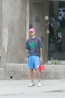 10.10 | Justin Bieber fazendo uma trilha e caminhando por Studio City, Califórnia.