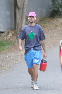 10.10 | Justin Bieber fazendo uma trilha e caminhando por Studio City, Califórnia.