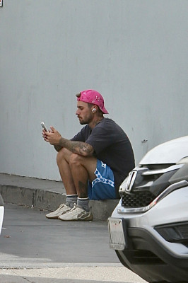10.10 | Justin Bieber fazendo uma trilha e caminhando por Studio City, Califórnia.