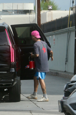 10.10 | Justin Bieber fazendo uma trilha e caminhando por Studio City, Califórnia.