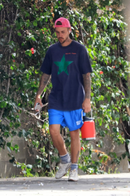 10.10 | Justin Bieber fazendo uma trilha e caminhando por Studio City, Califórnia.