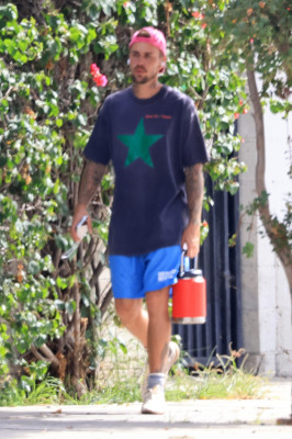 10.10 | Justin Bieber fazendo uma trilha e caminhando por Studio City, Califórnia.