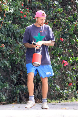 10.10 | Justin Bieber fazendo uma trilha e caminhando por Studio City, Califórnia.