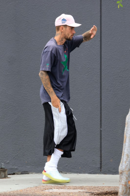 10.10 | Justin Bieber fazendo uma trilha e caminhando por Studio City, Califórnia.