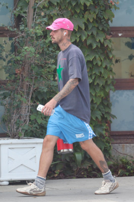 10.10 | Justin Bieber fazendo uma trilha e caminhando por Studio City, Califórnia.