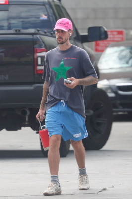 10.10 | Justin Bieber fazendo uma trilha e caminhando por Studio City, Califórnia.
