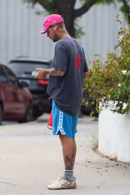 10.10 | Justin Bieber fazendo uma trilha e caminhando por Studio City, Califórnia.