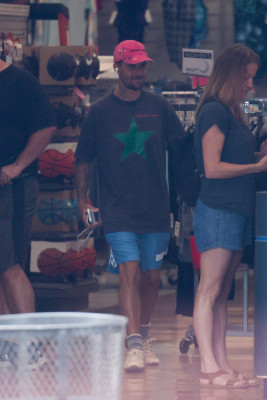 10.10 | Justin Bieber fazendo uma trilha e caminhando por Studio City, Califórnia.