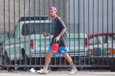 10.10 | Justin Bieber fazendo uma trilha e caminhando por Studio City, Califórnia.