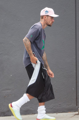 10.10 | Justin Bieber fazendo uma trilha e caminhando por Studio City, Califórnia.