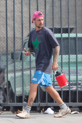 10.10 | Justin Bieber fazendo uma trilha e caminhando por Studio City, Califórnia.