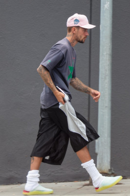 10.10 | Justin Bieber fazendo uma trilha e caminhando por Studio City, Califórnia.