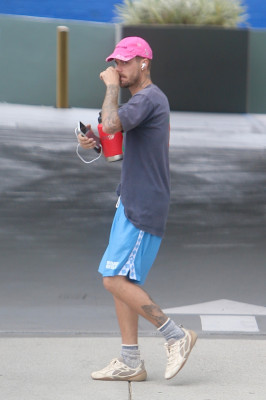 10.10 | Justin Bieber fazendo uma trilha e caminhando por Studio City, Califórnia.