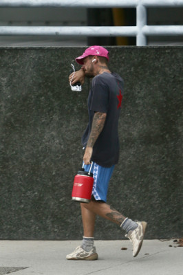 10.10 | Justin Bieber fazendo uma trilha e caminhando por Studio City, Califórnia.
