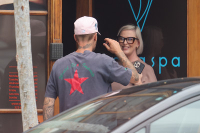 10.10 | Justin Bieber fazendo uma trilha e caminhando por Studio City, Califórnia.