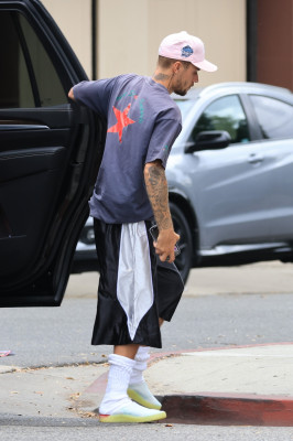 10.10 | Justin Bieber foi visto andando por Studio City, California