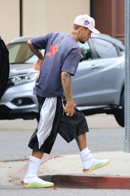 10.10 | Justin Bieber foi visto andando por Studio City, California