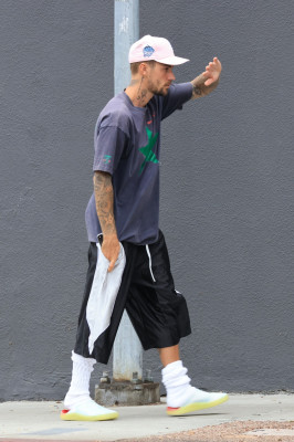 10.10 | Justin Bieber foi visto andando por Studio City, California