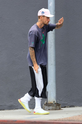 10.10 | Justin Bieber foi visto andando por Studio City, California