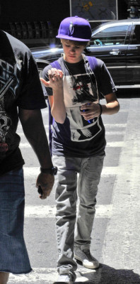 24.07 | Justin Bieber indo para seu ônibus de turnê