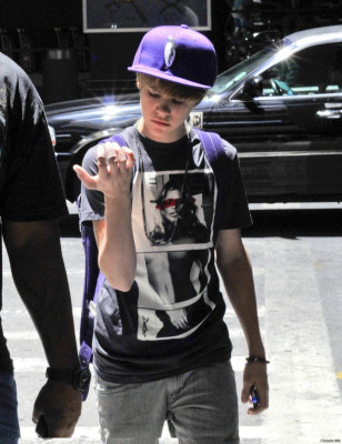 24.07 | Justin Bieber indo para seu ônibus de turnê