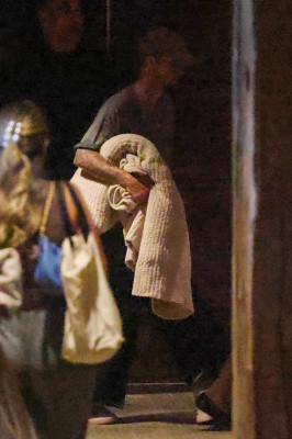 05.10 | Justin Bieber e Hailey Bieber chegando a um cinema em Los Angeles