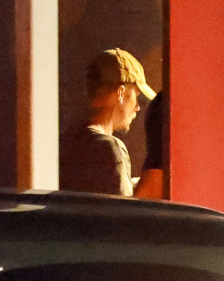 05.10 | Justin Bieber e Hailey Bieber chegando a um cinema em Los Angeles
