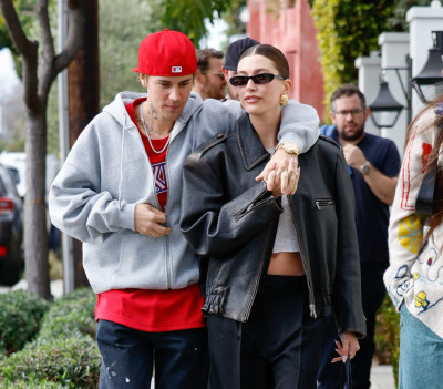 07.01 | Aparição de Justin e Hailey Bieber em Los Angeles, Califórnia