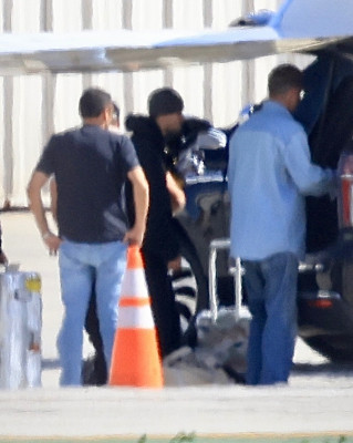 16.10 | Justin Bieber desembarcando de seu jato particular no Aeroporto de Van Nuys, em Los Angeles