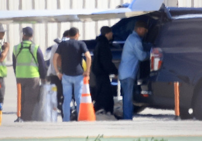 16.10 | Justin Bieber desembarcando de seu jato particular no Aeroporto de Van Nuys, em Los Angeles