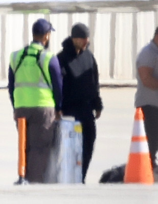16.10 | Justin Bieber desembarcando de seu jato particular no Aeroporto de Van Nuys, em Los Angeles