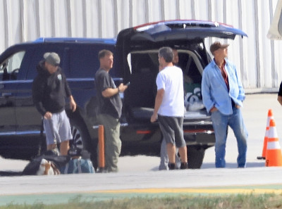 16.10 | Justin Bieber desembarcando de seu jato particular no Aeroporto de Van Nuys, em Los Angeles