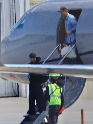 16.10 | Justin Bieber desembarcando de seu jato particular no Aeroporto de Van Nuys, em Los Angeles