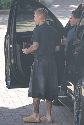 22.10 | Justin Bieber a caminho de um estúdio de gravação em Los Angeles.