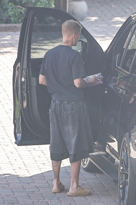 22.10 | Justin Bieber a caminho de um estúdio de gravação em Los Angeles.