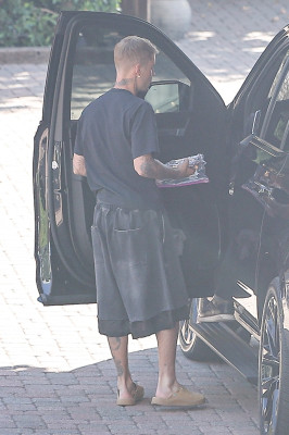 22.10 | Justin Bieber a caminho de um estúdio de gravação em Los Angeles.