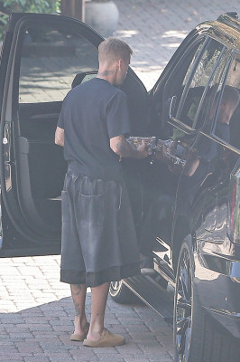 22.10 | Justin Bieber a caminho de um estúdio de gravação em Los Angeles.