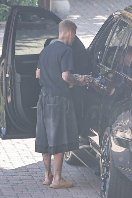 22.10 | Justin Bieber a caminho de um estúdio de gravação em Los Angeles.