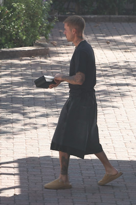 22.10 | Justin Bieber a caminho de um estúdio de gravação em Los Angeles.