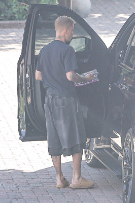 22.10 | Justin Bieber a caminho de um estúdio de gravação em Los Angeles.