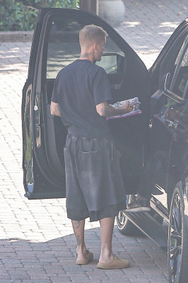 22.10 | Justin Bieber a caminho de um estúdio de gravação em Los Angeles.